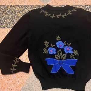 Beautiful wool long sleeve vintage knitted sweater by J. Christopher. Size large